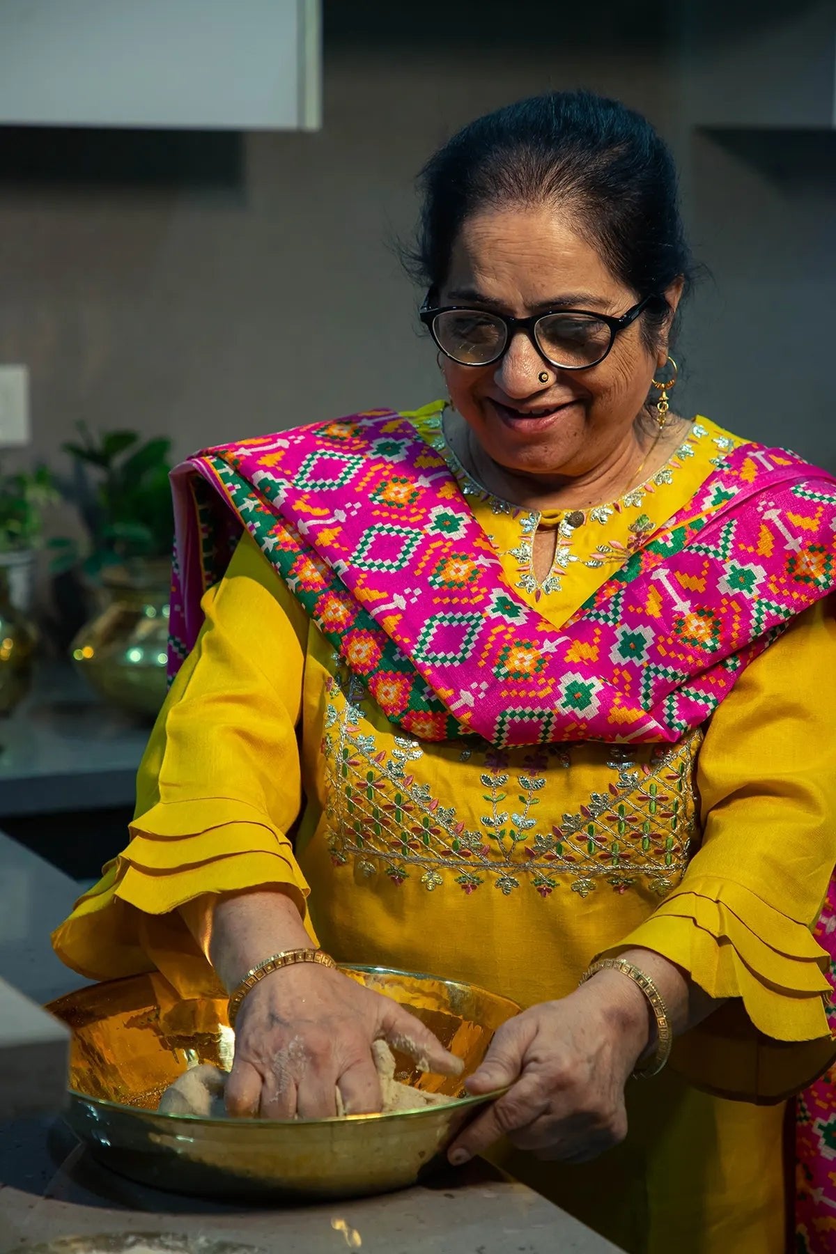 Brass Paraat - Handmade, Hammered Finish & Pure Brass - Kalasians